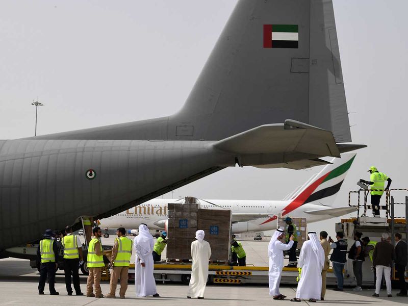 المساعدات الإماراتية تُرسل إلى إيران بطائرة عسكرية لمواجهة الوباء