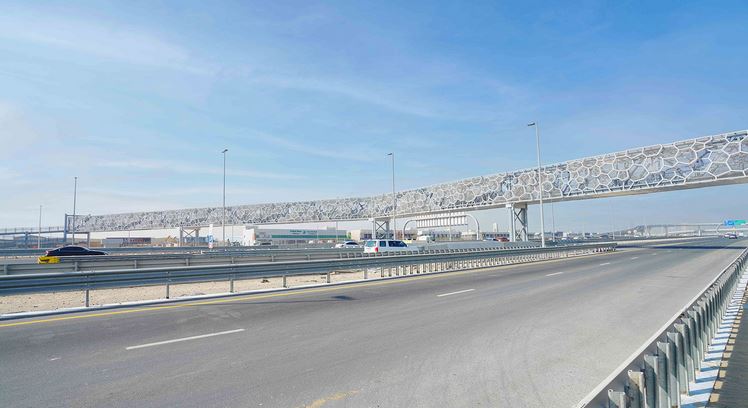 دبي تفتتح جسرين للمشاة لتحسين السلامة المرورية على شارع رأس الخور