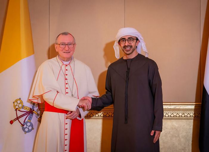 سمو الشيخ عبدالله بن زايد يلتقي بأمين سر الفاتيكان في أبوظبي