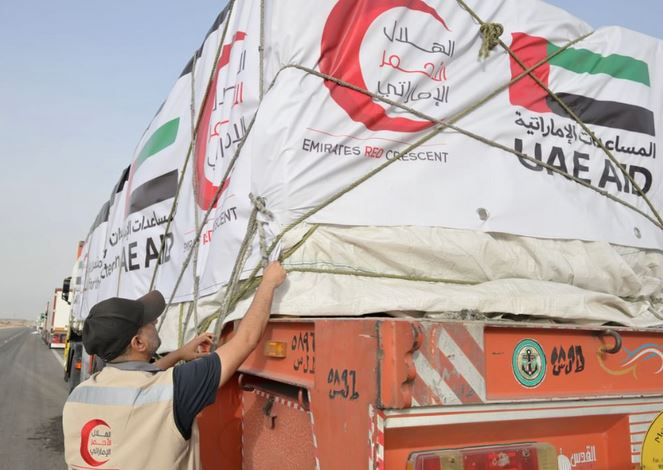 قافلة إماراتية تحمل آلاف الأطنان من المساعدات الإنسانية تصل إلى معبر رفح