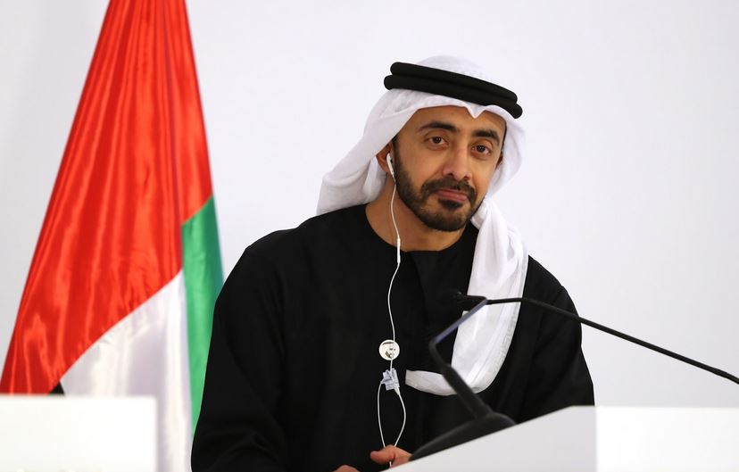 وزيرا خارجية الإمارات وسنغافورة يبحثان هاتفيًا التطورات الإقليمية