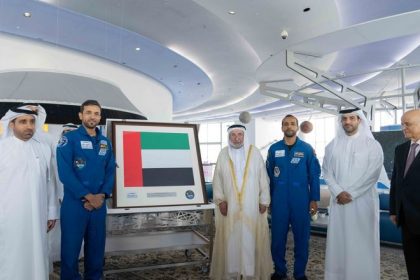 حاكم الشارقة مع رائدي الفضاء سلطان النيادي وهزاع المنصوري