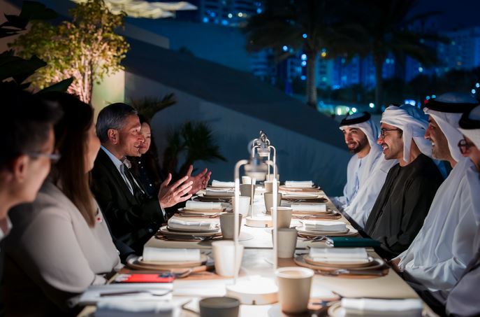 الشيخ عبدالله بن زايد يبحث التطورات الراهنة في الشرق الأوسط مع وزير خارجية سنغافورة