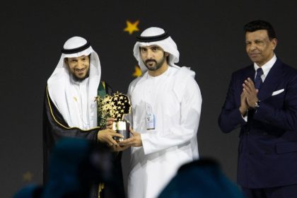 حمدان بن محمد يكرم المعلم منصور المنصور بجائزة أفضل معلم في العالم