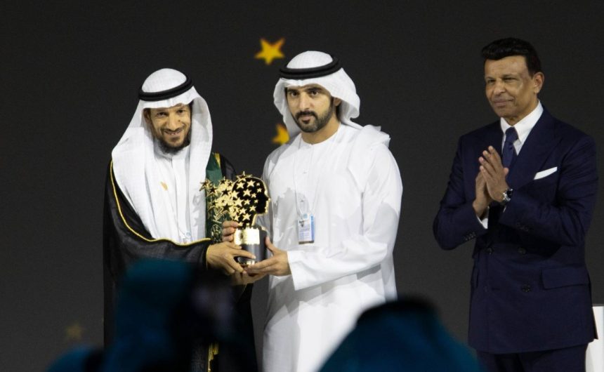 حمدان بن محمد يكرم المعلم منصور المنصور بجائزة أفضل معلم في العالم