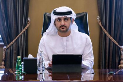 الشيخ مكتوم بن محمد يعزز التعاون مع بنك سنغافورة ومؤسسات مالية عالمية