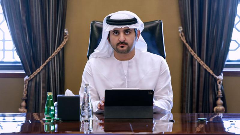 الشيخ مكتوم بن محمد يعزز التعاون مع بنك سنغافورة ومؤسسات مالية عالمية
