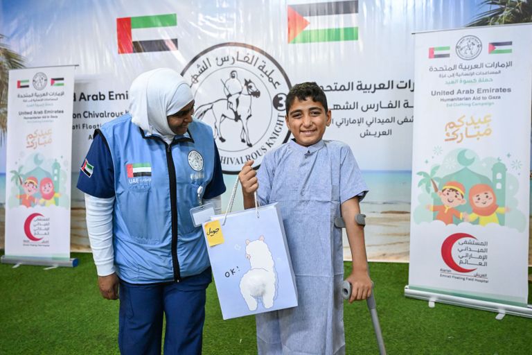 المستشفى الإماراتي العائم في العريش يوزع هدايا العيد على المرضى والأطفال