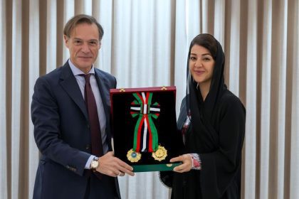 رئيس الدولة يمنح وسام الاستقلال من الدرجة الأولى لسفير اليونان