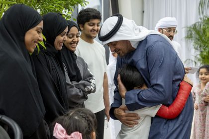 وفد إماراتي ينقل أجواء رمضان إلى الأطفال المرضى في لندن