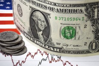 الدولار الأمريكي يتجه إلى 5 أشهر من الخسائر وسط ضبابية مالية