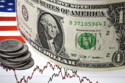الدولار الأمريكي يتجه إلى 5 أشهر من الخسائر وسط ضبابية مالية