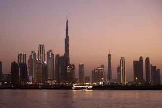 الإمارات تتصدر مؤشر السعادة 2025 عربيًا وتتفوق على دول كبرى عالميًا