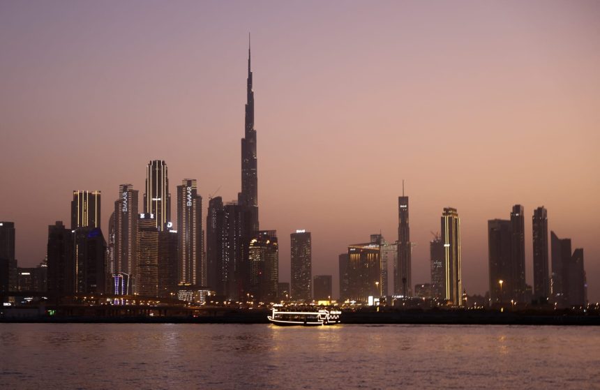 الإمارات تتصدر مؤشر السعادة 2025 عربيًا وتتفوق على دول كبرى عالميًا