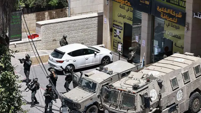 محلات الصرافة في الضفة الغربية تواجه مداهمات واسعة من الجيش الإسرائيلي