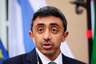 وزير الخارجية الإماراتي يجري اتصالات موسعة لبحث تداعيات التصعيد في المنطقة
