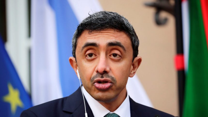 وزير الخارجية الإماراتي يجري اتصالات موسعة لبحث تداعيات التصعيد في المنطقة