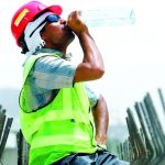 ماهو قرار تطبيق حظر العمل وقت الظهيرة في الإمارات 2025؟