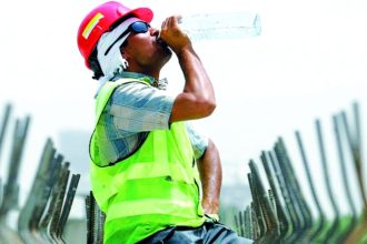 ماهو قرار تطبيق حظر العمل وقت الظهيرة في الإمارات 2025؟