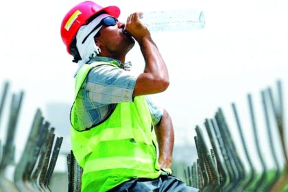 ماهو قرار تطبيق حظر العمل وقت الظهيرة في الإمارات 2025؟