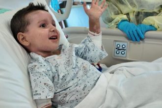 الإمارات تُنقذ الطفل الفلسطيني حاتم عوض من غزة وتوفر له علاجًا متقدمًا